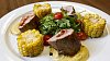 V restauraci Na Radnici servírují rytířskou porci vepřové panenky na grilu s hořčičnou omáčkou, s grilovanou kukuřicí, rukolovým salátem a cherry rajčátky.