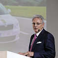 P�edseda p�edstavenstva �koda Auto Winfried Vahland 11. ledna v Mlad� Boleslavi p�i prezentaci flotily elektromobil� Octavia Green E Line.