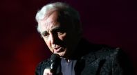 Na snmku Charles Aznavour.