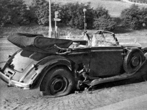 Je to on? O p�vod prav&eacute;ho mercedesu Reinharda Heydricha se vedou spory. Na archivn&iacute;m sn&iacute;mku je ten spr&aacute;vn&yacute;.