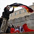 Demonstranti v Řecku pálí německou vlajku