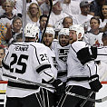 Hokejisté Los Angeles se radují z postupu do finále Stanley Cupu. Zády střelec rozhodující branky na 4:3 proti Phoenixu v prodloužení Dustin Penner. Radost hokejistů Los Angeles