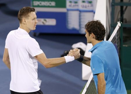 Tom Berdych pijm gratulaci od Rogera Federera po semifinle v Dubaji
