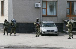 Neidentifikovatelní ozbrojenci na ulici Slavjansku