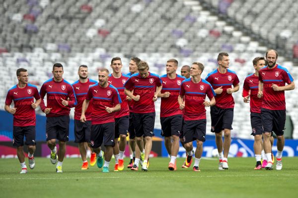 �e&scaron;t&iacute; fotbalist&eacute; poprv&eacute; tr&eacute;novali 12. �ervna na stadionu ve francouzsk&eacute;m Toulouse p�ed z&iacute;t�ej&scaron;&iacute;m z&aacute;pasem &Scaron;pan�lsko - �R na mistrovstv&iacute; Evropy ve fotbale.