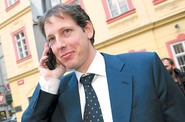 Expremiér Stanislav Gross také studoval plzeňská práva. Jeho diplomová práce byly přepsané zprávy centrální banky, rigorózní se nenašla. stanislav-gross_185x122.jpg