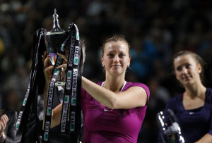 Petra Kvitová drží pohár po vítězství v Turnaji mistryň