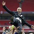 Trenér Roberto Di Matteo nad hlavami svých hráčů oslavuje penaltové vítězství Chelsea ve finále Ligy mistrů nad Bayernem Mnichov. Roberto Di Matteo vítězí v Lize mistrů