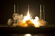 Raketa Falcon 9 SpaceX po startu z mysu Canaveral.