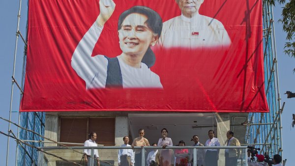 Nositelka Nobelovy ceny Su Ťij během proslovu na balkóně v sídle její strany NLD.