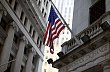 Vlajka nad vchodem New York Stock Exchange na Wall Street.