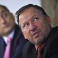 Vladim�r Kotrou�, b�val� �editel M�stsk� policie hlavn�ho m�sta Prahy, v pozad� Rudolf Bla�ek