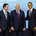 Gener�ln� tajemn�k NATO Anders Fogh Rasmussen, �esk� prezident V�clav Klaus a jeho americk� prot�j�ek Barack Obama na summitu NATO