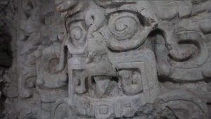 Výpravě se již podařilo odkrýt metr a půl vysoké štukové ornamenty.