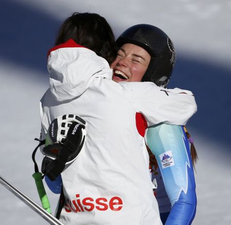 Dominique Gisinová a Tina Mazeová v cíli olympijského sjezdu v Soi