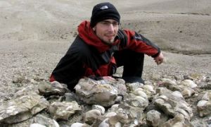paleontolog Radek Vodr�ka z �esk� geologick� slu�by v Antarktid�