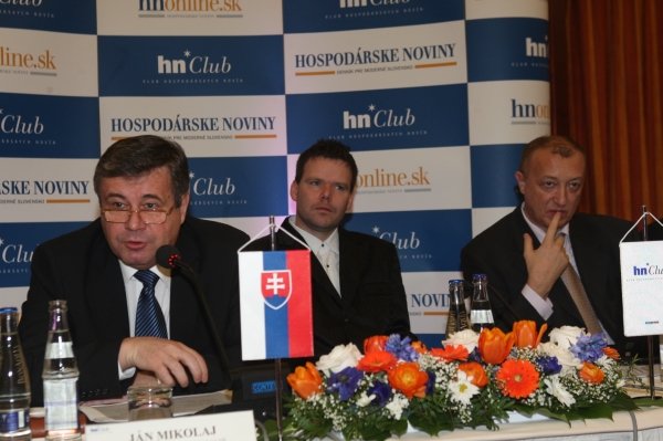 Hosťami HNClubu boli Ján Mikolaj, podpredseda vlády a minister školstva SR (vľavo) a Robert Šimončič, riaditeľ Microsoft Business Solutions. V strede Peter Vavro,šéfredaktor HN.Snímky:HN/Štefan Laktiš Hosťami HNClubu boli Ján Mikolaj, podpredseda vlády a minister školstva SR (vľavo) a Robert Šimončič, riaditeľ Microsoft Business Solutions. V strede Peter Vavro,šéfredaktor HN.Snímky:HN/Štefan Laktiš