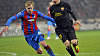 Franti�ek Rajtoral unik� p�ed Lionelem Messim.