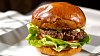 Dom�c� hamburger z Blackdogs cantiny.