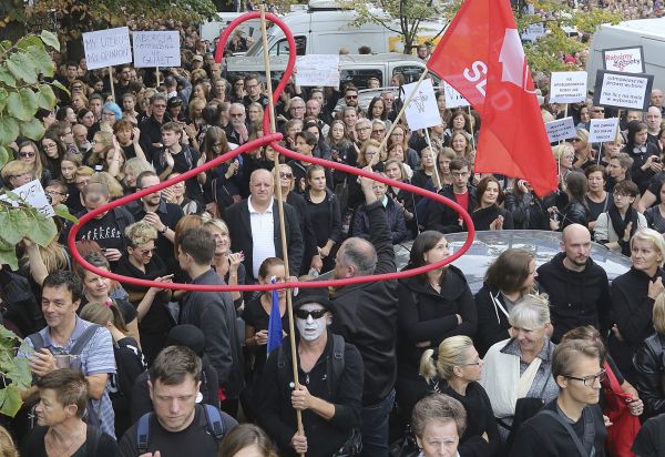 Pol&aacute;ci protestuj&iacute; proti p�&iacute;sn&eacute;mu z&aacute;kazu potrat�.