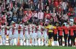 Fotbalist� Slavie a jej� fanou�ci.