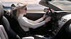 Žena řídí Aston Martin Žena a auto
