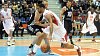 Donatas Zavackas z Rigy (vlevo) a Chester Tre Simmons z Nymburku (vpravo). Donatas Zavackas z Rigy (vlevo) a Chester Tre Simmons z Nymburku (vpravo).