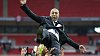 Trenér Roberto Di Matteo nad hlavami svých hráčů oslavuje penaltové vítězství Chelsea ve finále Ligy mistrů nad Bayernem Mnichov. Roberto Di Matteo vítězí v Lize mistrů