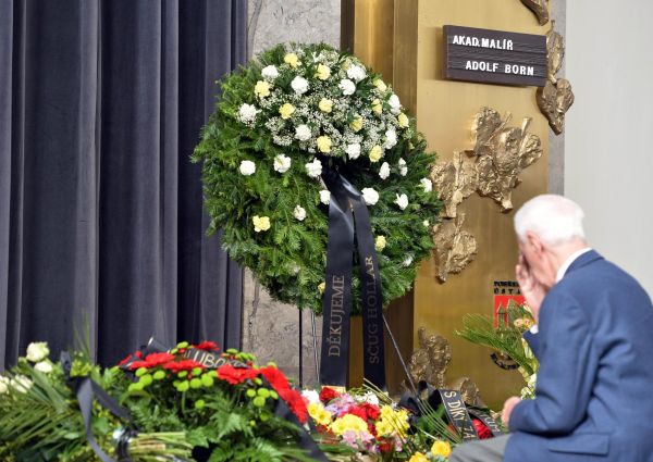 Posledn&iacute; rozlou�en&iacute; s v&yacute;tvarn&iacute;kem Adolfem Bornem 27. kv�tna v Praze.