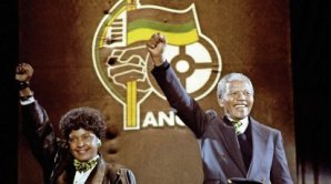 Na jaře 1990 se Mandela se svoji manželkou Winnie zúčastnili koncertu ve Wembley.