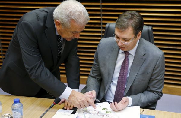 Srbský premiér Aleksandar Vucic na jednání EU s Dimitrisem Avramopoulosem