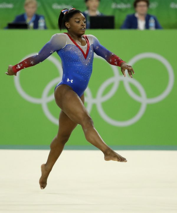 Američanka Simone Bilesová vyrovnala gymnastické legendy Věru Čáslavskou a Larisu Latyninovou, které získaly na jedné olympiádě čtyři zlaté medaile.