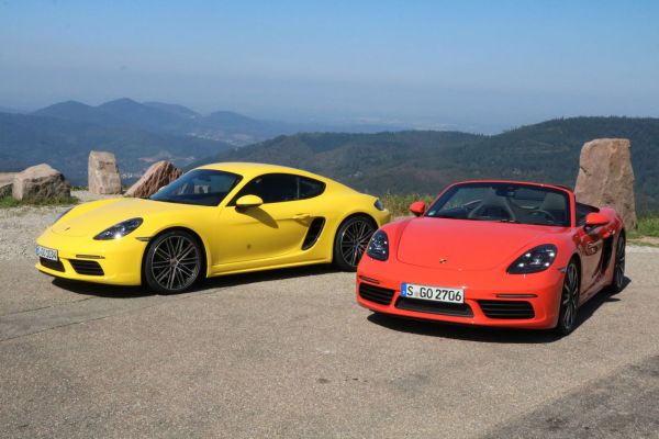 Cen&iacute;k vozu Porsche Cayman S za�&iacute;n&aacute; na sum� 1 832 000 K�.