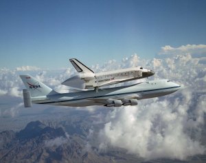 Discovery na křídlech dopravního letadla Discovery na křídlech dopravního letadla