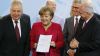 Kancléřka Angela Merkelová drží v ruce odborný dokument, který vypracovala zvláštně sestavená etická komise pro německou vládu. WR02 GERMANY NUCLEAR 0530 11