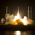 Raketa Falcon 9 SpaceX po startu z mysu Canaveral.