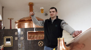 Sládek Josef Zvoník ve varně pivovaru Sládek Josef Zvoník ve varně pivovaru