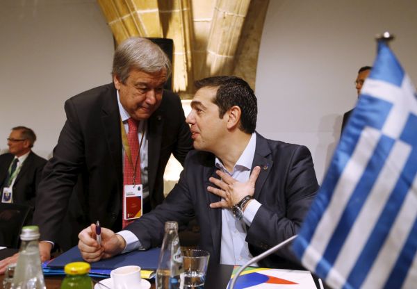 ecký premiér Alexis Tsipras mluví s Vysokým komisaem OSN pro uprchlíky Antoniem Guterresem.