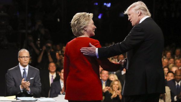 V prvn&iacute; p�&iacute;m&eacute; debat� se st�etli Donald Trump a Hillary Clintonov&aacute;.