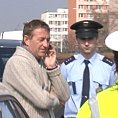 Roman Janoušek s policisty po nehodě, kterou spáchal v opilosti. Roman Janoušek po nehodě