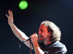Eddie Vedder k�zal v O2 aren�