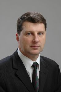 Dosavadní ministr obrany Raimonds Véjonis se dnes stal na pøíští ètyøi roky novým lotyšským prezidentem.