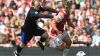 Fotbal jako válka? Hvězda Manchesteru Rooney v souboji s oporou Arsenalu Wilsherem. fotbalový souboj