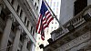 Vlajka nad vchodem New York Stock Exchange na Wall Street.