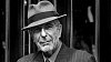 V�dy elegantn� Cohen neztr�c� �arm ani s osmdes�tkou na krku.