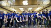 Zaměstnanci prodejny Apple vítají zákazníky