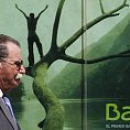 Ilustra�n� foto - Mu� proch�z� kolem plak�tu s logem �pan�lsk� banky Bankia v Madridu.