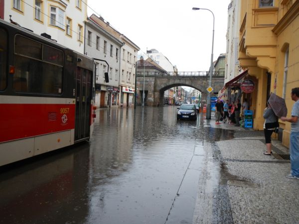 Zaplaven Sokolovsk ulice v praskm Karln