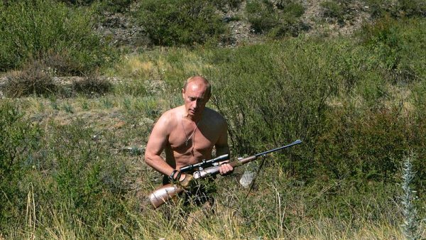 Nejlépe topless, jako nový Barbar Conan, jenže on přece nebude Barbar, ale Vítěz, Ochranitel ruského světa...