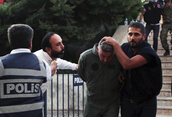 V Turecku pokrauje zatýkání len armádních sloek po pátení snaze o pevrat.